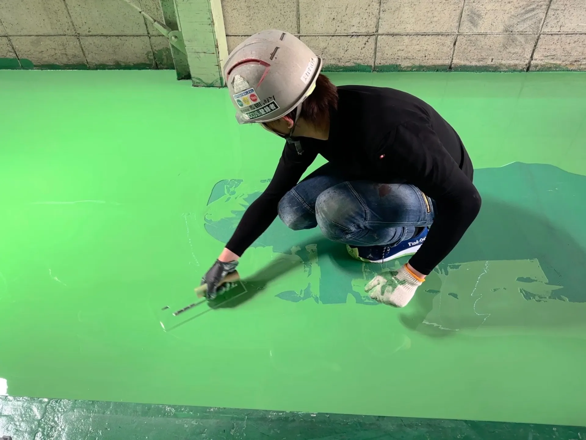 本日の床は鮮やかなグリーンの塗料で塗床工事【株式会社愛知レジン】